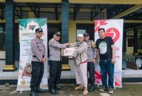 Kapolsek Saptosari AKP Suyanto, S.A.P. menyerahkan bantuan secara simbolis kepada Marbot Masjid An Nur, Bapak Mukidi, dalam rangka Bakti LSM PENJARA 1 bersama POLRI memperingati Hari Bhayangkara ke-79.