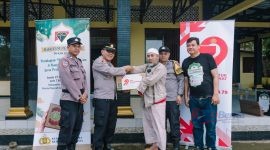 Kapolsek Saptosari AKP Suyanto, S.A.P. menyerahkan bantuan secara simbolis kepada Marbot Masjid An Nur, Bapak Mukidi, dalam rangka Bakti LSM PENJARA 1 bersama POLRI memperingati Hari Bhayangkara ke-79.