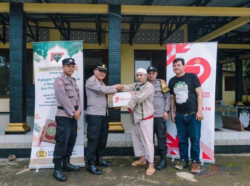 Kapolsek Saptosari AKP Suyanto, S.A.P. menyerahkan bantuan secara simbolis kepada Marbot Masjid An Nur, Bapak Mukidi, dalam rangka Bakti LSM PENJARA 1 bersama POLRI memperingati Hari Bhayangkara ke-79.