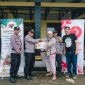 Kapolsek Saptosari AKP Suyanto, S.A.P. menyerahkan bantuan secara simbolis kepada Marbot Masjid An Nur, Bapak Mukidi, dalam rangka Bakti LSM PENJARA 1 bersama POLRI memperingati Hari Bhayangkara ke-79.