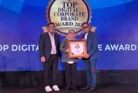 CEO InfoEkonomi.id Arief Munajad (kanan) menyerahkan penghargaan TOP Digital Corporate Brand Award 2026 kepada perwakilan Perumda Pasar Jaya pada acara yang digelar di Sheraton Jakarta Soekarno Hatta Airport Hotel, Kamis (5/3/2026)