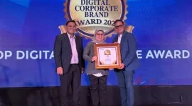 CEO InfoEkonomi.id Arief Munajad (kanan) menyerahkan penghargaan TOP Digital Corporate Brand Award 2026 kepada perwakilan Perumda Pasar Jaya pada acara yang digelar di Sheraton Jakarta Soekarno Hatta Airport Hotel, Kamis (5/3/2026)