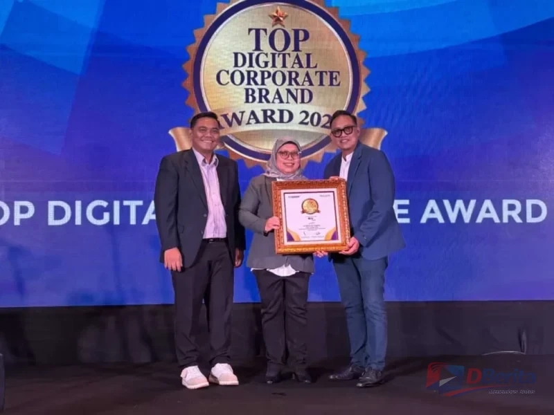 CEO InfoEkonomi.id Arief Munajad (kanan) menyerahkan penghargaan TOP Digital Corporate Brand Award 2026 kepada perwakilan Perumda Pasar Jaya pada acara yang digelar di Sheraton Jakarta Soekarno Hatta Airport Hotel, Kamis (5/3/2026)