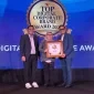 CEO InfoEkonomi.id Arief Munajad (kanan) menyerahkan penghargaan TOP Digital Corporate Brand Award 2026 kepada perwakilan Perumda Pasar Jaya pada acara yang digelar di Sheraton Jakarta Soekarno Hatta Airport Hotel, Kamis (5/3/2026)