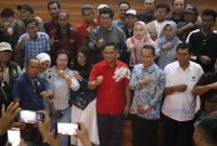 BERSAMA INSAN PERS : Plt Bupati Bekasi Asep Surya Atmaja bersama Kepala Diskominfosantik, Yan Yan Akhmad Kurnia menghadiri acara Buka Puasa Bersama Insan Pers yang mengusung tema “Bangun Sinergitas Wujudkan Komunikasi Publik yang Positif” di Gedung Graha Pariwisata, Desa Sertajaya, Cikarang Timur, Kamis (12/03/2026)