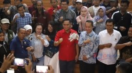 BERSAMA INSAN PERS : Plt Bupati Bekasi Asep Surya Atmaja bersama Kepala Diskominfosantik, Yan Yan Akhmad Kurnia menghadiri acara Buka Puasa Bersama Insan Pers yang mengusung tema “Bangun Sinergitas Wujudkan Komunikasi Publik yang Positif” di Gedung Graha Pariwisata, Desa Sertajaya, Cikarang Timur, Kamis (12/03/2026)