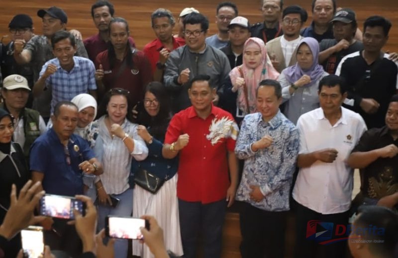 BERSAMA INSAN PERS : Plt Bupati Bekasi Asep Surya Atmaja bersama Kepala Diskominfosantik, Yan Yan Akhmad Kurnia menghadiri acara Buka Puasa Bersama Insan Pers yang mengusung tema “Bangun Sinergitas Wujudkan Komunikasi Publik yang Positif” di Gedung Graha Pariwisata, Desa Sertajaya, Cikarang Timur, Kamis (12/03/2026)