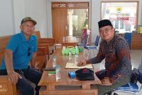 Kiri : Kepala Desa Tunggak, Akhmat Bukoiri (Berkaos Biru), Ketua Pos Bantuan Hukum Desa (POSBAKUMDES) Edi Prastio, SH, MH, CLA (berkemeja Batik)