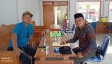 Kiri : Kepala Desa Tunggak, Akhmat Bukoiri (Berkaos Biru), Ketua Pos Bantuan Hukum Desa (POSBAKUMDES) Edi Prastio, SH, MH, CLA (berkemeja Batik)