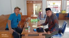 Kiri : Kepala Desa Tunggak, Akhmat Bukoiri (Berkaos Biru), Ketua Pos Bantuan Hukum Desa (POSBAKUMDES) Edi Prastio, SH, MH, CLA (berkemeja Batik)