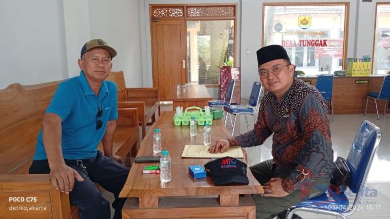 Kiri : Kepala Desa Tunggak, Akhmat Bukoiri (Berkaos Biru), Ketua Pos Bantuan Hukum Desa (POSBAKUMDES) Edi Prastio, SH, MH, CLA (berkemeja Batik)