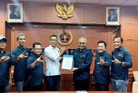 Ketua PWI Pusat Akhmad Munir saat menyerahkan SK kepada Ketua PWI Lampung Wirahadikumah dikantor PWI Pusat.