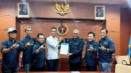 Ketua PWI Pusat Akhmad Munir saat menyerahkan SK kepada Ketua PWI Lampung Wirahadikumah dikantor PWI Pusat.