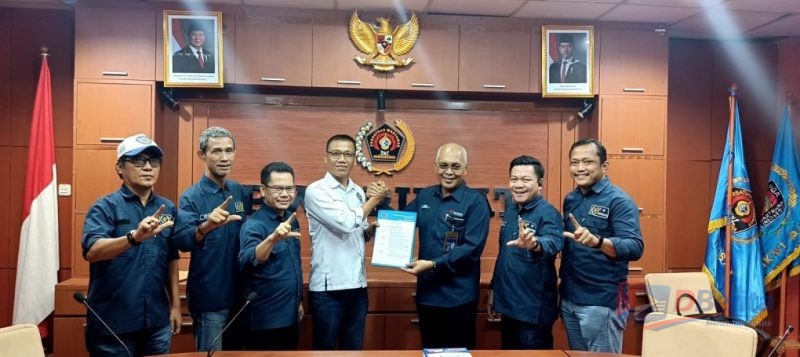 Ketua PWI Pusat Akhmad Munir saat menyerahkan SK kepada Ketua PWI Lampung Wirahadikumah dikantor PWI Pusat.