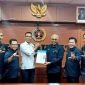 Ketua PWI Pusat Akhmad Munir saat menyerahkan SK kepada Ketua PWI Lampung Wirahadikumah dikantor PWI Pusat.