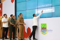 Plt Bupati Bekasi Asep Surya Atmaja saat meluncurkan aplikasi layanan perizinan satu pintu dan non-perizinan, yang diinisiasi Dinas Penanaman Modal dan Pelayanan Terpadu Satu Pintu (DPMPTSP) Kabupaten Bekasi di Gedung Swatantra Wibawa Mukti, Komplek Pemkab Bekasi, Cikarang Pusat. Senin, (12/1/2026)