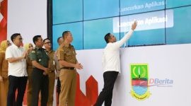 Plt Bupati Bekasi Asep Surya Atmaja saat meluncurkan aplikasi layanan perizinan satu pintu dan non-perizinan, yang diinisiasi Dinas Penanaman Modal dan Pelayanan Terpadu Satu Pintu (DPMPTSP) Kabupaten Bekasi di Gedung Swatantra Wibawa Mukti, Komplek Pemkab Bekasi, Cikarang Pusat. Senin, (12/1/2026)