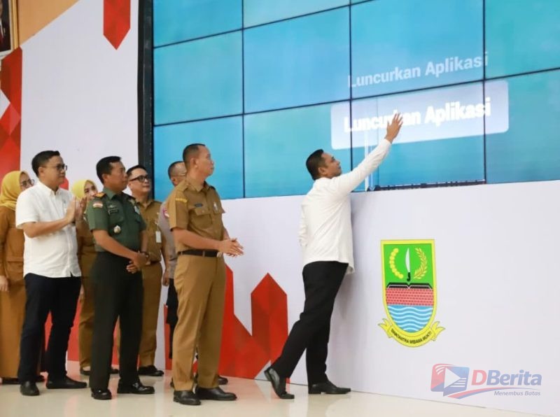 Plt Bupati Bekasi Asep Surya Atmaja saat meluncurkan aplikasi layanan perizinan satu pintu dan non-perizinan, yang diinisiasi Dinas Penanaman Modal dan Pelayanan Terpadu Satu Pintu (DPMPTSP) Kabupaten Bekasi di Gedung Swatantra Wibawa Mukti, Komplek Pemkab Bekasi, Cikarang Pusat. Senin, (12/1/2026)