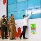 Plt Bupati Bekasi Asep Surya Atmaja saat meluncurkan aplikasi layanan perizinan satu pintu dan non-perizinan, yang diinisiasi Dinas Penanaman Modal dan Pelayanan Terpadu Satu Pintu (DPMPTSP) Kabupaten Bekasi di Gedung Swatantra Wibawa Mukti, Komplek Pemkab Bekasi, Cikarang Pusat. Senin, (12/1/2026)