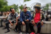 Dari Kiri : Rahmat Hidayat (Wakaperwil detikberita.co.id), Zaenal Langgar (Pimred jalurselebritinews.com, Pak Tarno (Pesulap)