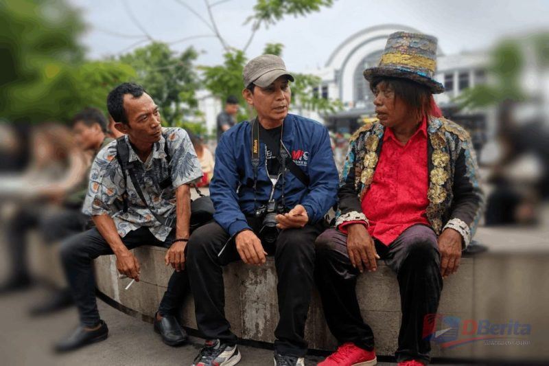 Dari Kiri : Rahmat Hidayat (Wakaperwil detikberita.co.id), Zaenal Langgar (Pimred jalurselebritinews.com, Pak Tarno (Pesulap)