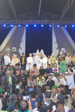 Warga Garut Padati Kirab Mahkota Binokasih, Perayaan Milangkala Tatar Sunda Berlangsung Meriah