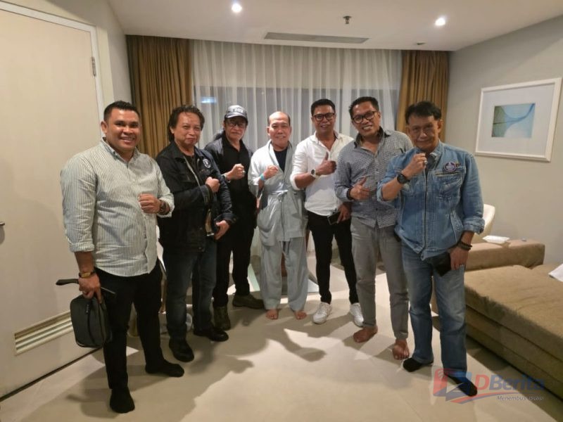 Keterangan Foto: 
*Ketua Dewan Pengawas DPN PETIR HM Muazzim Akbar SIP* (tengah) diapit sebelah kiri Sekjen  *Nefton Alfares,* Ketum *Emanuel AK* dan Pendiri  PETIR, *Lukman Wijaya.* Sebelah kanan: Ketua Dewan Etik *Logo Valenberg,* Ketua Kominfo *AYS Prayogie* dan Dewan Pakar DPN PETIR *Ones Kilikili*
